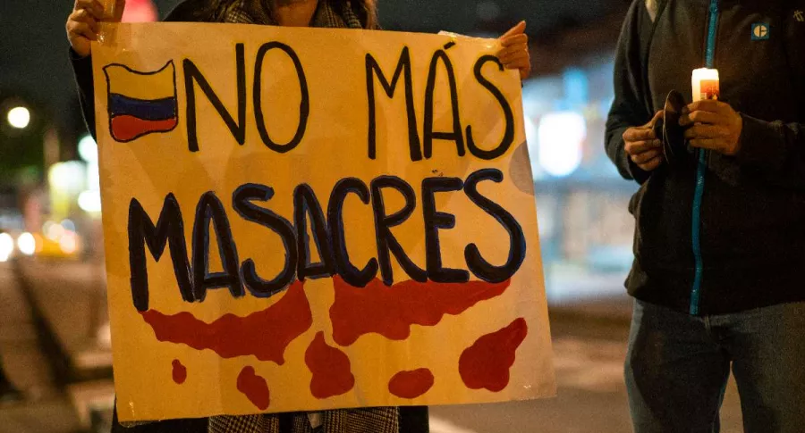 Foto de persona en protesta contra masacres en Colombia, en nota de publicación de Human Rights Watch sobre masacres.