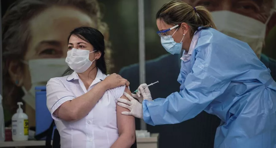 Foto de vacuna contra COVID-19 en Colombia, en nota de Coronavirus en Colombia: nuevos casos y muertes 18 octubre 2021; noticias hoy.