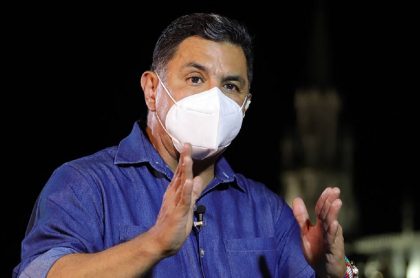 Imagen del Alcalde de Cali, quien dijo que las armas de fogueo estarían siendo modificadas por delincuentes para que sean mucho más letales