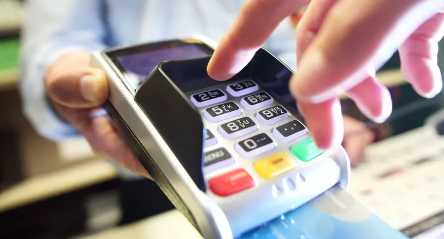 Tarjetas de crédito: bancos estaría cobrando más por compras con tarjetas en centros comerciales.