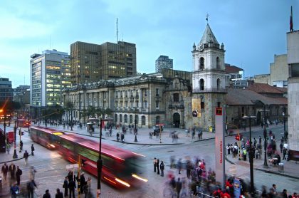 Imagen de gente en calles que ilustra nota; Registraduría y Dane se enfrentan por datos de población en Colombia
