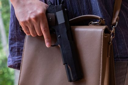 Imagen de mujer con arma que ilustra nota; En Sudáfrica, mujer policía planeó asesinatos para cobrar los seguros