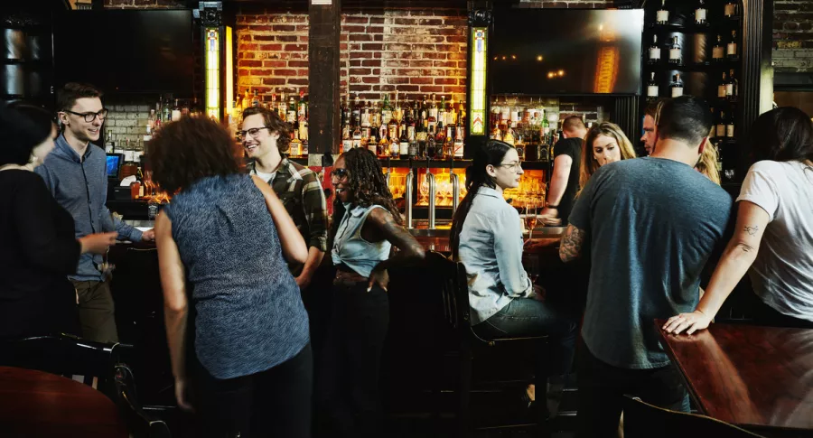 Grupo de gente en un bar ilustra nota sobre que Minsalud permitiría aforos del 100 % en algunas ciudades
