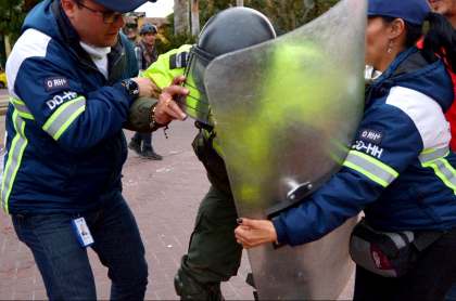 Imagen de un policía agredido por proyecto de ley busca duras condenas para agresores de la Fuerza Pública