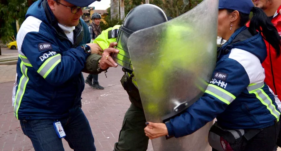 Imagen de un policía agredido por proyecto de ley busca duras condenas para agresores de la Fuerza Pública