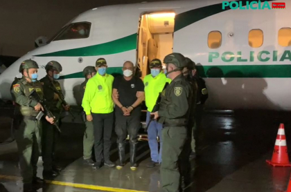 Momento en el que alias 'Otoniel' llega a Bogotá en un avión de la Policía.