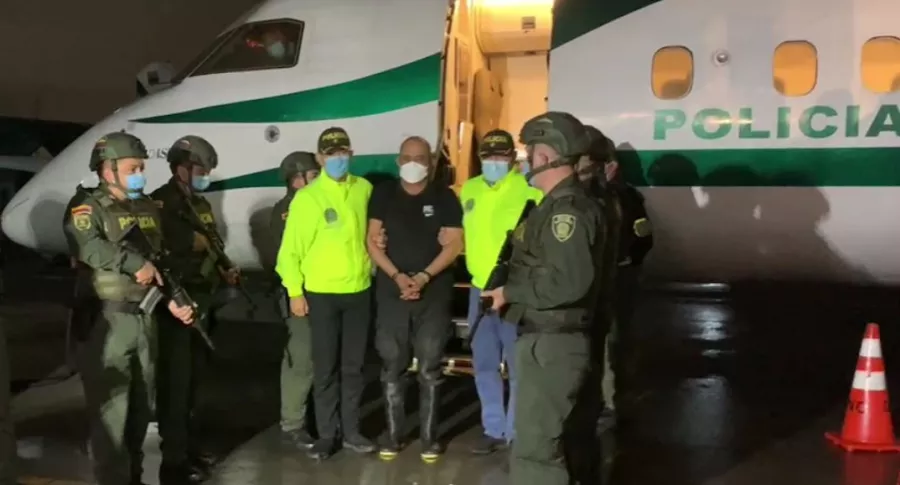 Momento en el que alias 'Otoniel' llega a Bogotá en un avión de la Policía.