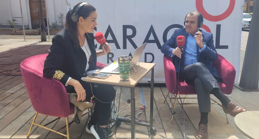 Video y cómo fueron los insultos a Óscar Iván Zuluaga en entrevista callejera con Vanessa de la Torre en Caracol Radio.