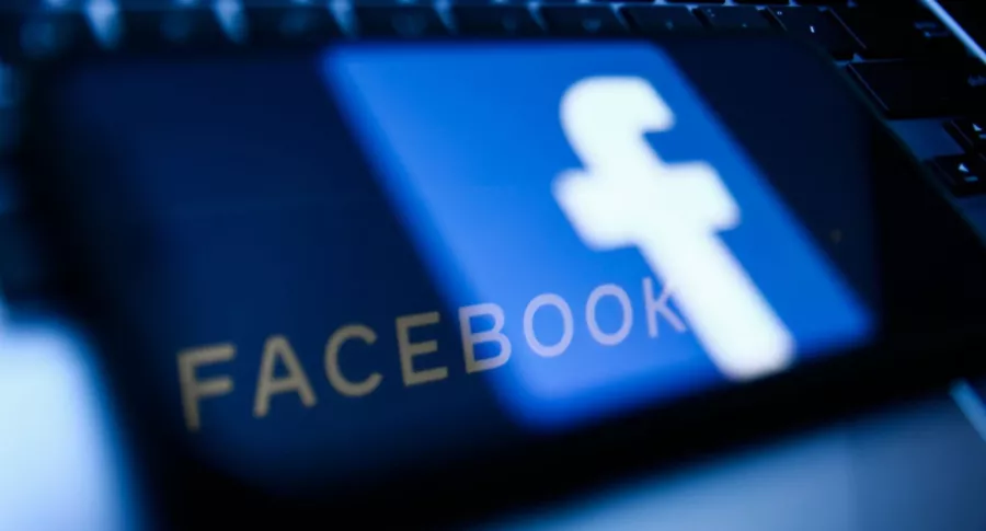 Facebook gana usuarios a pesar de caída y escándalo; además de millonada