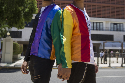 Imagen de dos gais ilustra artículo Comunidad LGBTI dice que tiene poder de compra de más de $ 60 billones