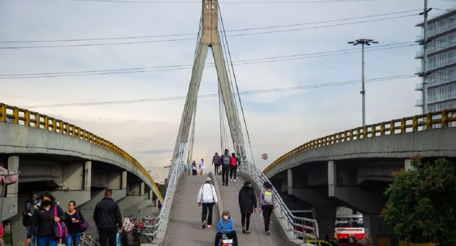 Imagen de puente que ilustra nota; En Bogotá derrumbarían 200 puentes peatonales para poner semáforos