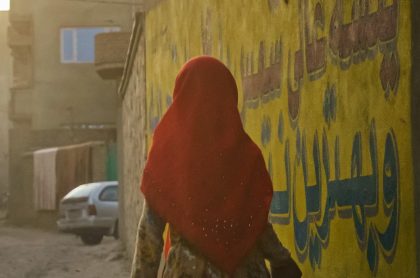 Imagen de calle en Afganistán, donde familias deben vender a sus hijas para poder comer
