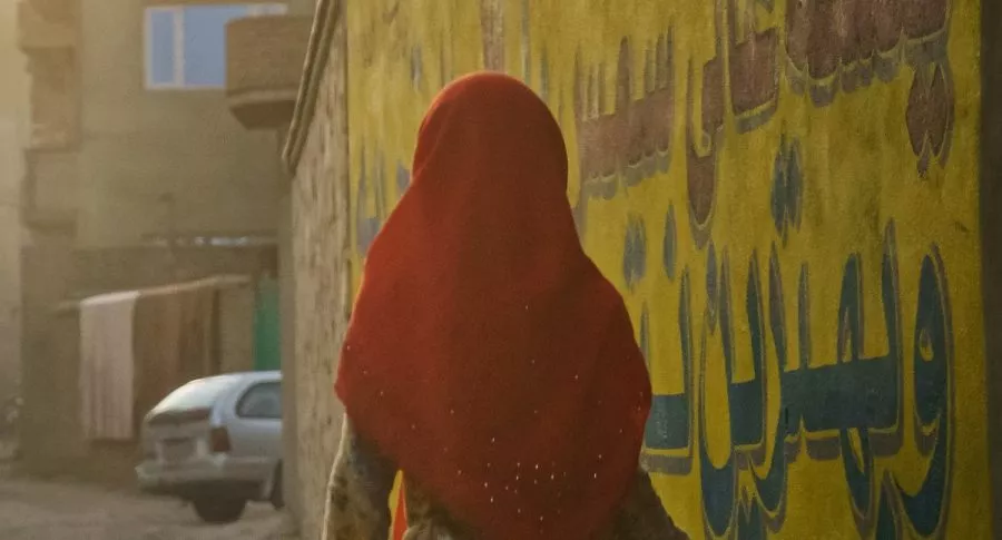 Imagen de calle en Afganistán, donde familias deben vender a sus hijas para poder comer