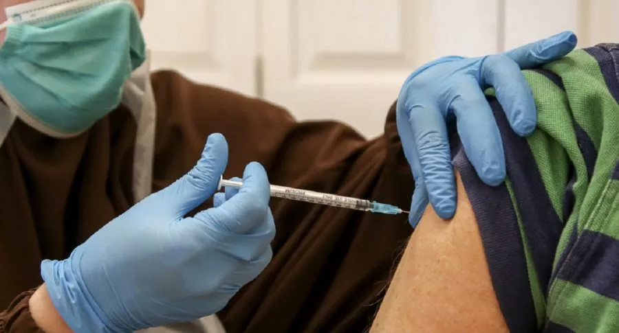 Imagen de vacuna que ilustra nota; Vacunación COVID-19 con tercera dosis va en diciembre para mayores de 50