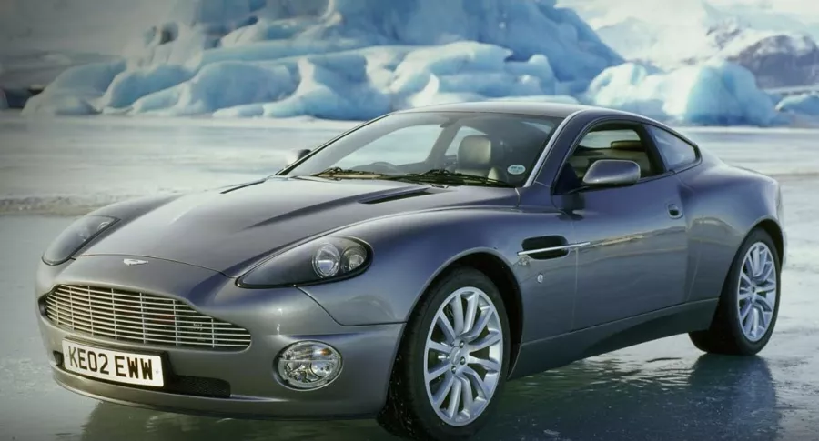 Carros icónicos de la película de James Bond y el impacto que tuvieron en cada época.