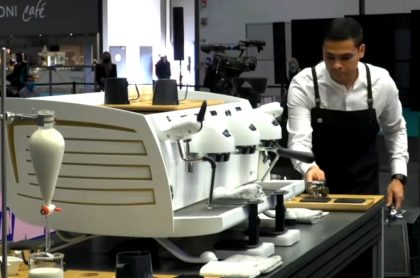 Diego Campos, en acción durante el campeonato mundial de baristas en Italia.