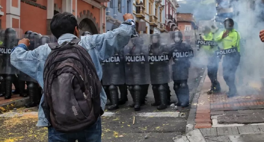 Choques entre manifestantes y policías en Quito