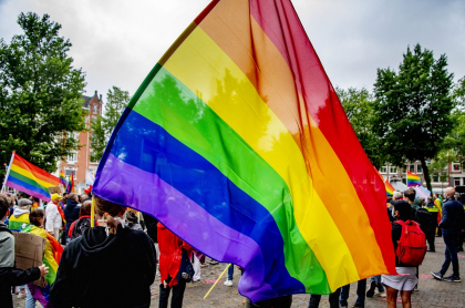 Imagen de bandera LGBTI ilustra artículo EE.UU. emite primer pasaporte con género ‘X’