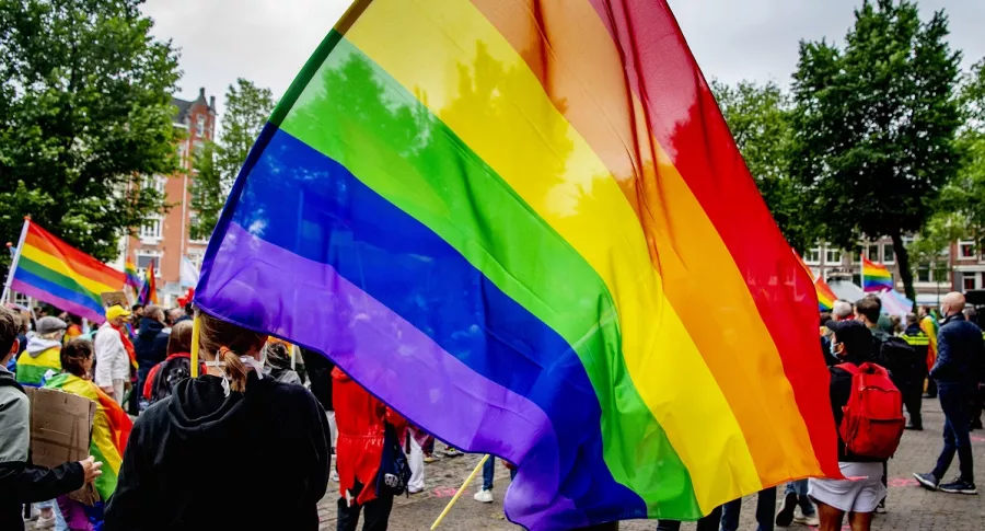 Imagen de bandera LGBTI ilustra artículo EE.UU. emite primer pasaporte con género ‘X’