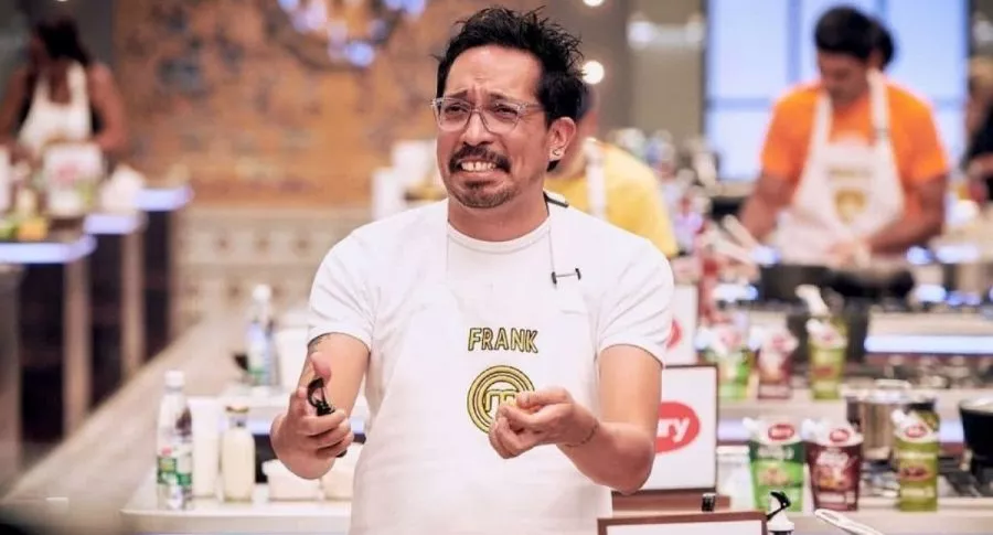 Video de Frank Martínez en su primer día en Masterchef junto a un lavadero en RCN.