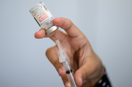 Imagen de dosis de Moderna ilustra artículo Evalúan posible vínculo entre vacuna de Moderna y afecciones en vasos capilares