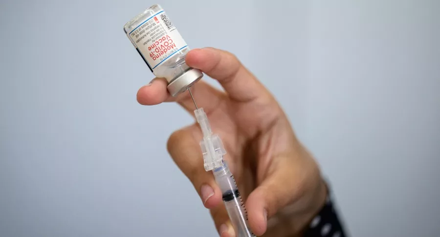 Imagen de dosis de Moderna ilustra artículo Evalúan posible vínculo entre vacuna de Moderna y afecciones en vasos capilares