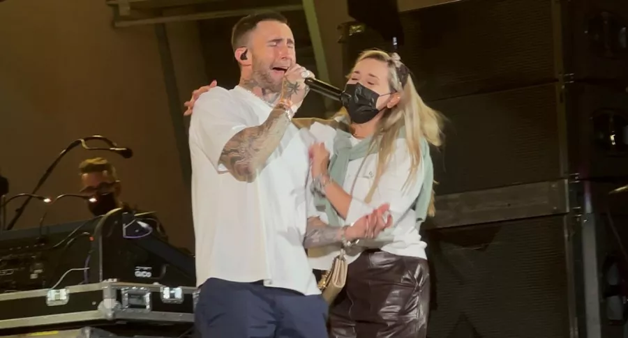 Los fanáticos del cantante estadounidense dicen que su expresión tras el hecho fue de 'asco'. Levine se defendió asegurando que era una reacción natural.