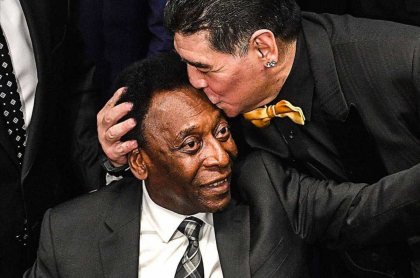 Foto de Pelé y Diego Maradona, en nota de mensaje que dejó el brasileño por cumpleaños del argentino.
