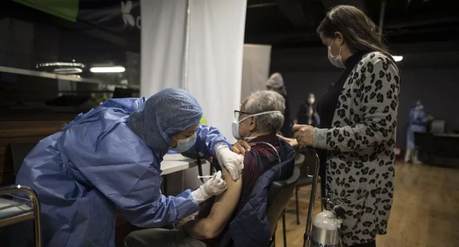 Foto de persona en vacunación de COVID-19 en Colombia, en nota de Coronavirus en Colombia: nuevos casos y muertes 30 de octubre 2021; noticias hoy.