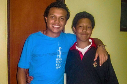 Foto de Luis Andrés y Jorge Colmenares en 2010, en nota de cómo se ve lápida del fallecido tras 11 años.