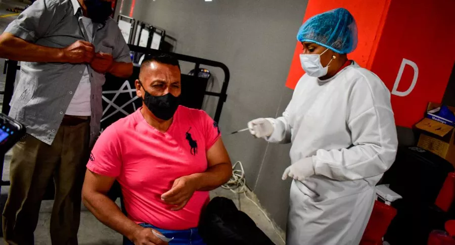 Foto de persona en vacuna de COVID-19 en Colombia, en nota de Coronavirus en Colombia: nuevos casos y muertes 31 de octubre 2021; noticias hoy.