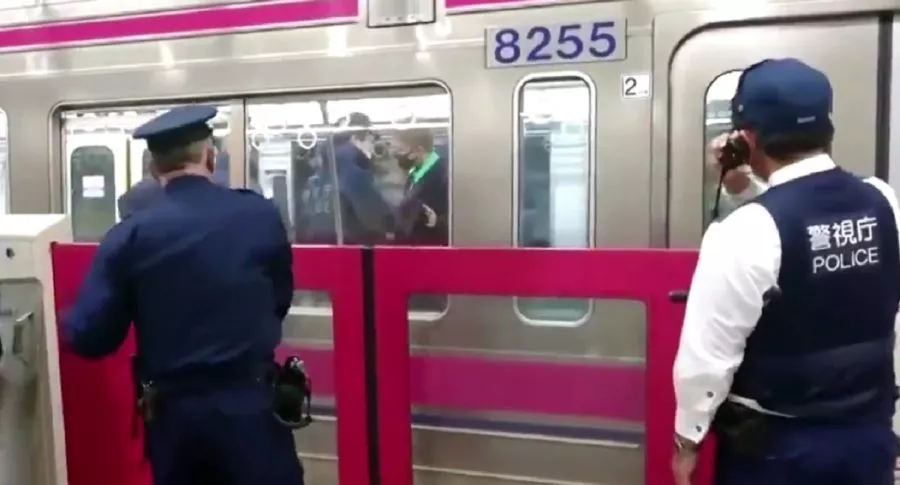 Hombre disfrazado del Joker hirió a 17 personas en tren de Tokio