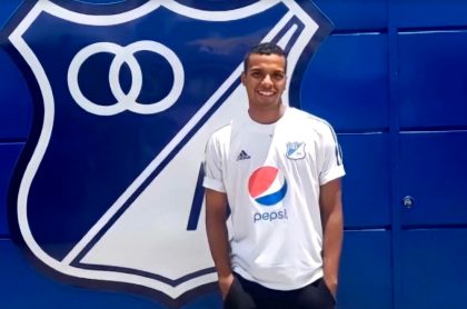 Ricardo Rosales posa al lado del escudo de su equipo.