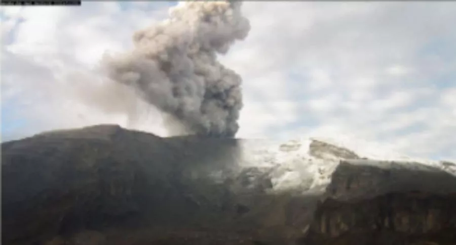 Foto de emisión de cenizas del Volcán Nevado del Ruiz el 1 de noviembre de 2021, en nota de actividad que reportó y video con emisión de cenizas.