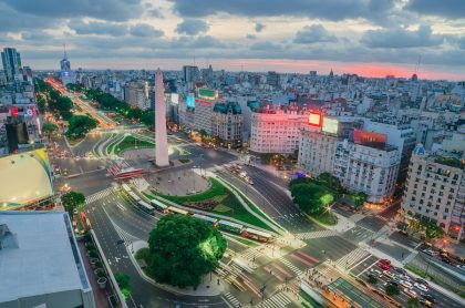 Buenos Aires, capital de Argentina, donde se vuelven a recibir viajeros.