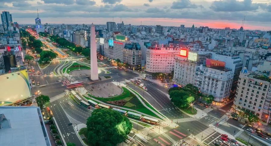 Buenos Aires, capital de Argentina, donde se vuelven a recibir viajeros. 