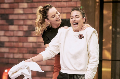 Claudia Bahamón y Carla Giraldo en 'Masterchef' ilustra nota de mensaje de la presentadora que la hizo llorar a la actriz