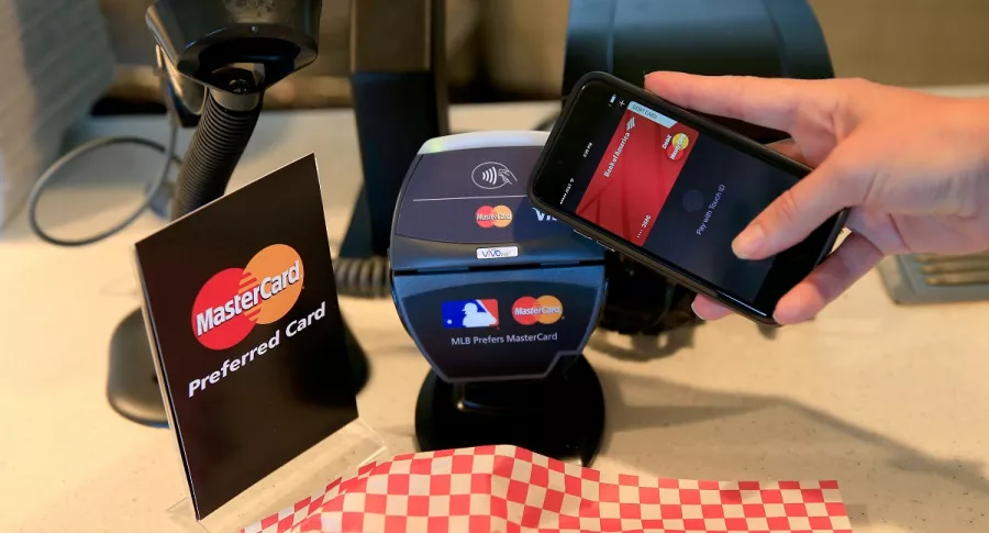 Ahora, con un celular o reloj de la marca de la manzana se podrán hacer pagos en comercios sin necesidad de la tarjeta física, ya sea crédito o débito