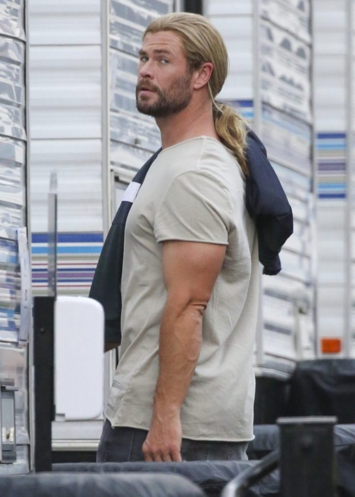 GazetaWeb - Chris Hemsworth roda cena de 'Thor' com visual anos 80