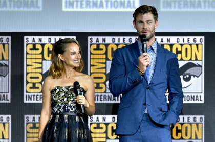 Natalie Portman y Chris Hemsworth en el Comic Con 2019, dos años antes de verse en el rodaje de 'Thor: Love and Thunder'.