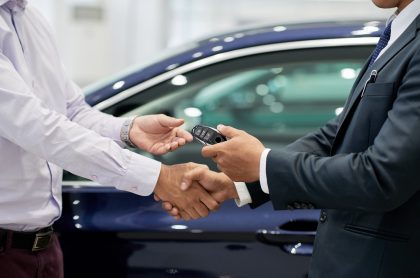 Personas haciendo negocio para la compra de un carro ilustra nota sobre bancos con las tasas de interés más altas para comprar carro 