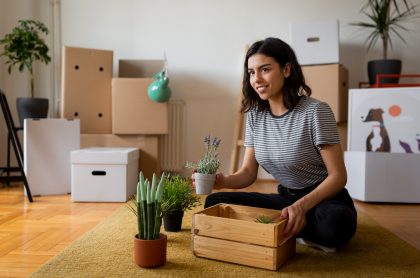 Mujeres están comprando más casas que los hombres en Bogotá, según estudio.