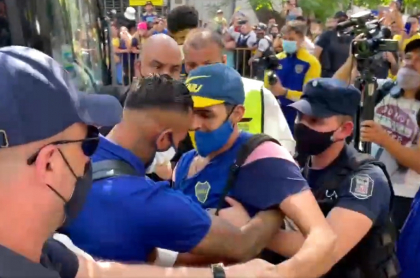 Sebastián Villa: aficionado burla seguridad de Boca Juniors para encararlo en Mendoza.