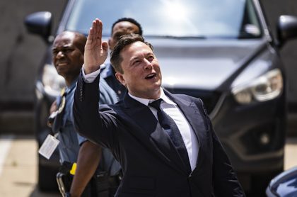 Elon Musk, el hombre más rico del mundo, con casi 300.000 millones de dólares.