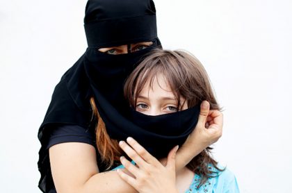 Imagen de referencia de una mujer afgana y una niña de 9 años.