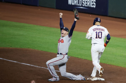 Freddie Freeman hace el out final para el triunfo de los Atlanta Braves en la Serie Mundial.