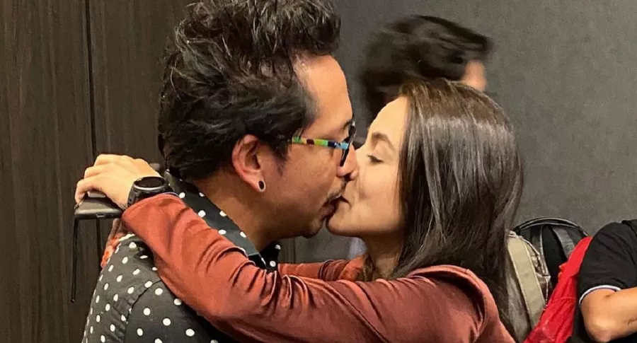 Frank Martínez besando a su novia, Lorena, en nota sobre que ella le declara su amor