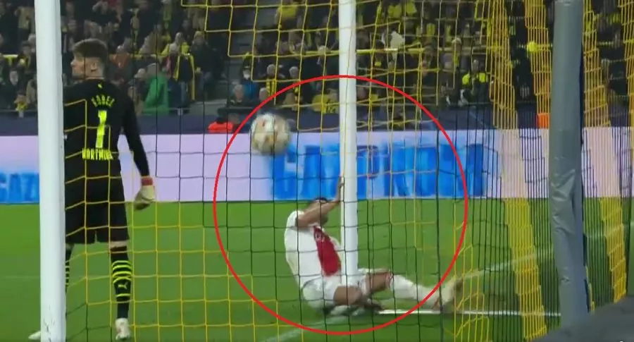 Golpe de Dusan Tadic en partes nobles al hacer gol con Ajax en Champions (video)
