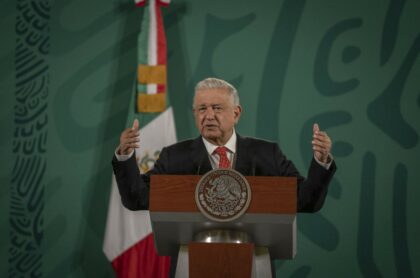 Presidente de México promete ayuda a familia de Octavio Ocaña para aclarar caso