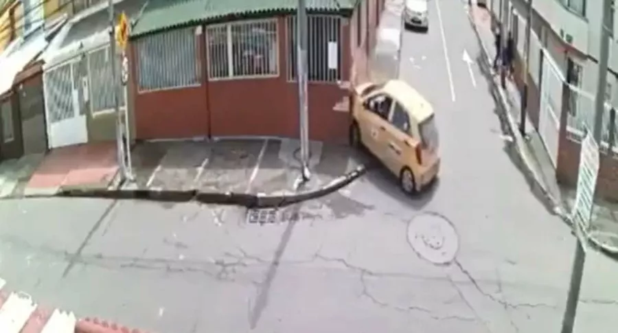 Imagen del video con el choque de un carro de ladrones, en nota de choque de carro con ladrones que acababan de robar a ciclista en Bogotá (video).